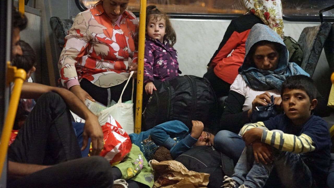 Flüchtlinge in einem Bus am Keleti Bahnhof in Budapest im Jahr 2015.
