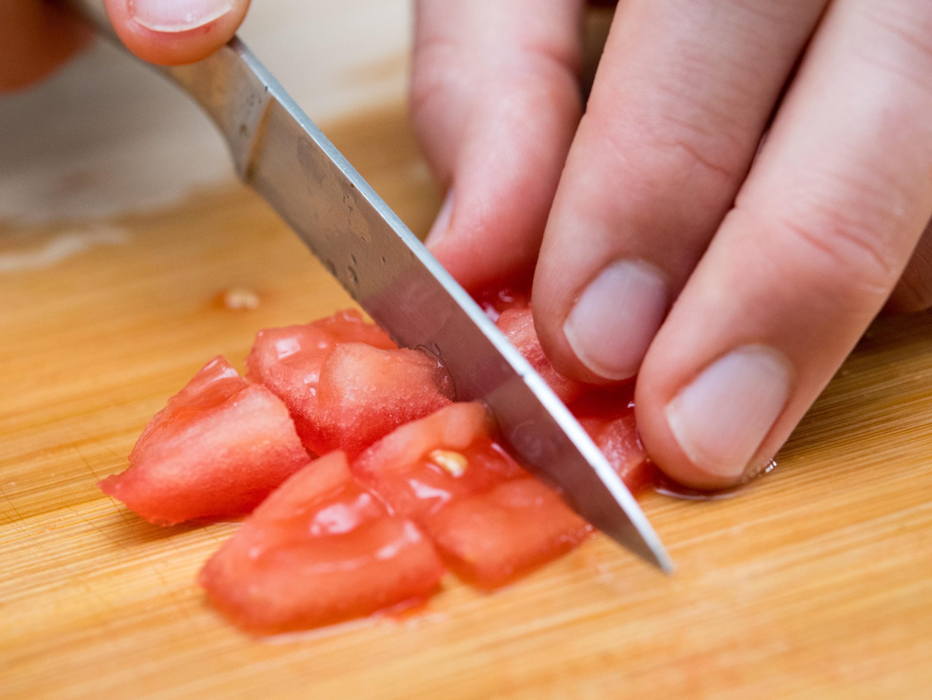 7. Die entkernten Tomatenstücke in kleine Würfel schneiden.