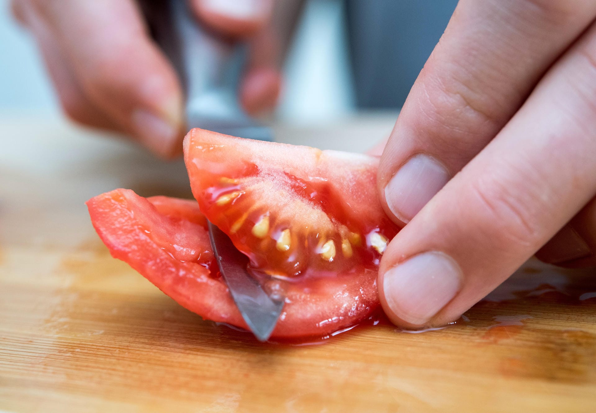 6. Wer die Kerne entfernen will, gleitet mit dem Messer zwischen Fruchtfleisch und Kernmasse entlang – ähnlich wie bei einer Melone.