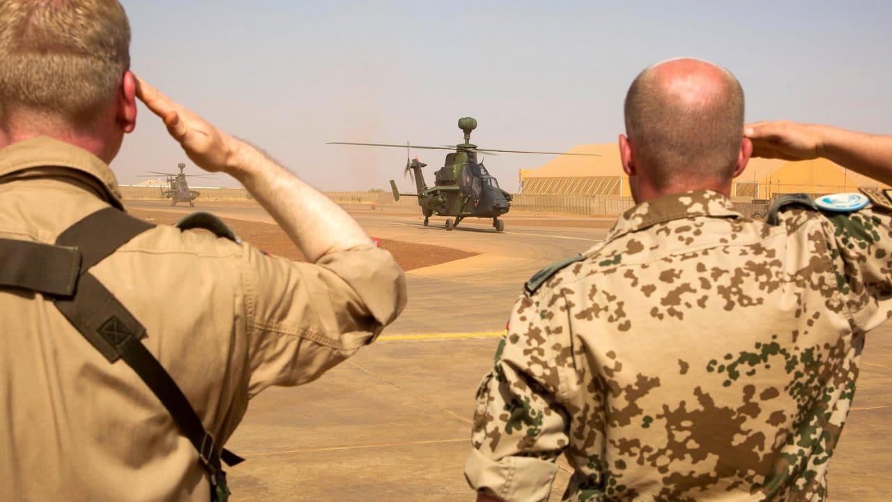 Zwei Bundeswehrsoldaten salutieren während der Ankunft der ersten zwei Kampfhubschrauber des Typs Tiger in Gao, Mali.
