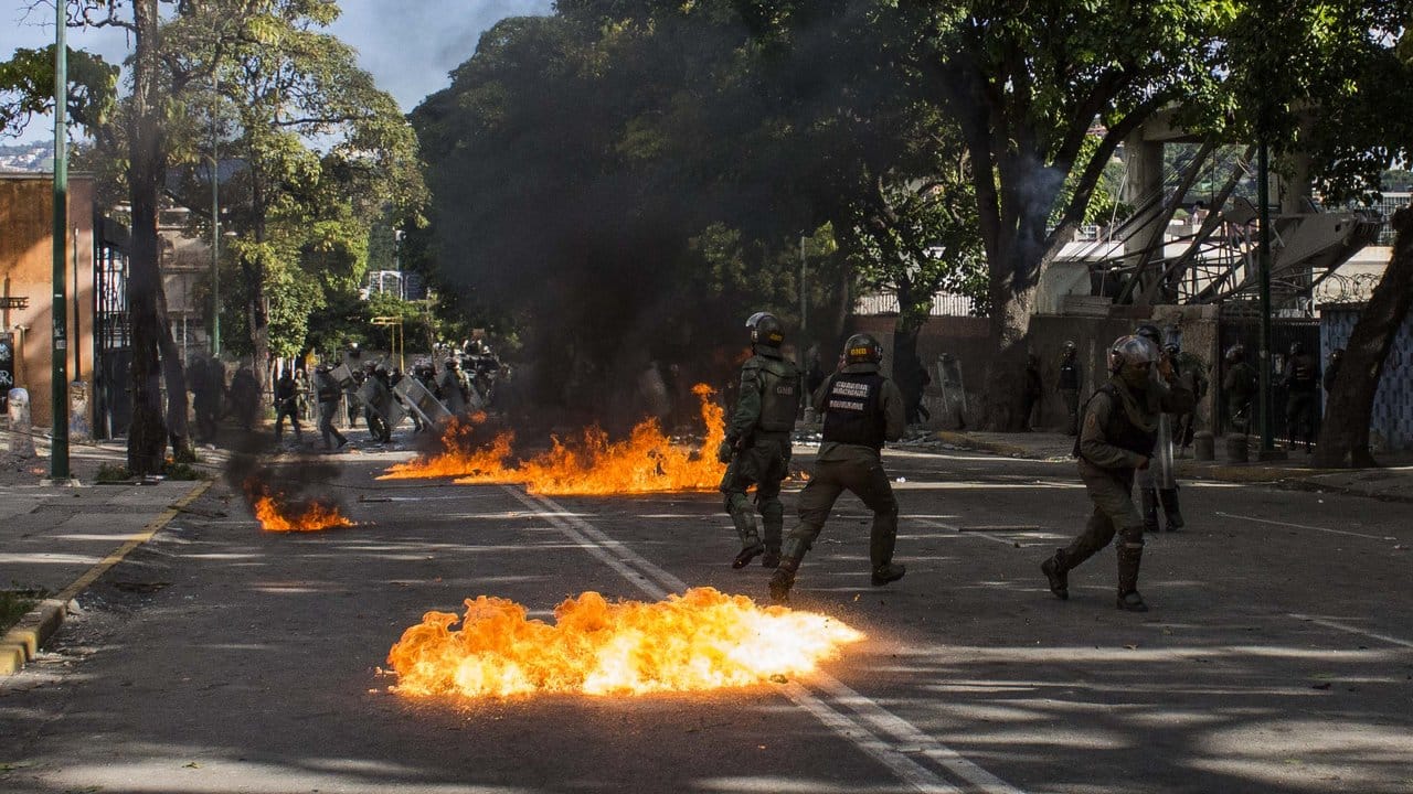 Zusammenstöße zwischen Demonstranten und der Polizei in Caracas.