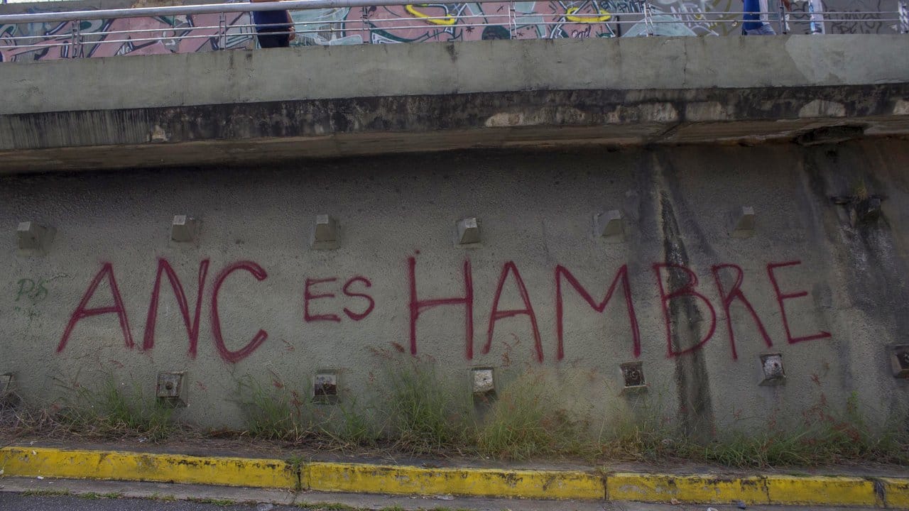 "Die ANC (Asamblea Nacional Constituyente) bringt Hunger", ist in Caracas an eine Wand gesprüht worden.