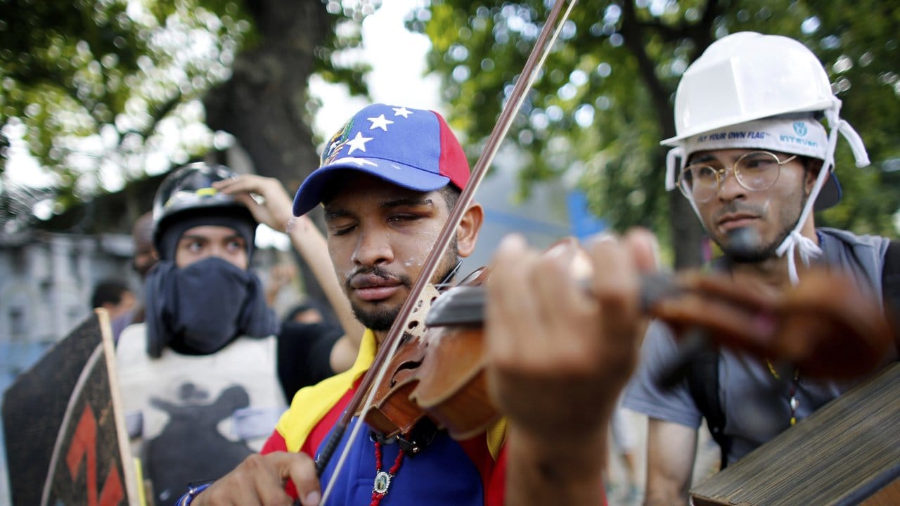 Willy Arteaga spielt bei einem Protest gegen die Regierung in Caracas Geige.