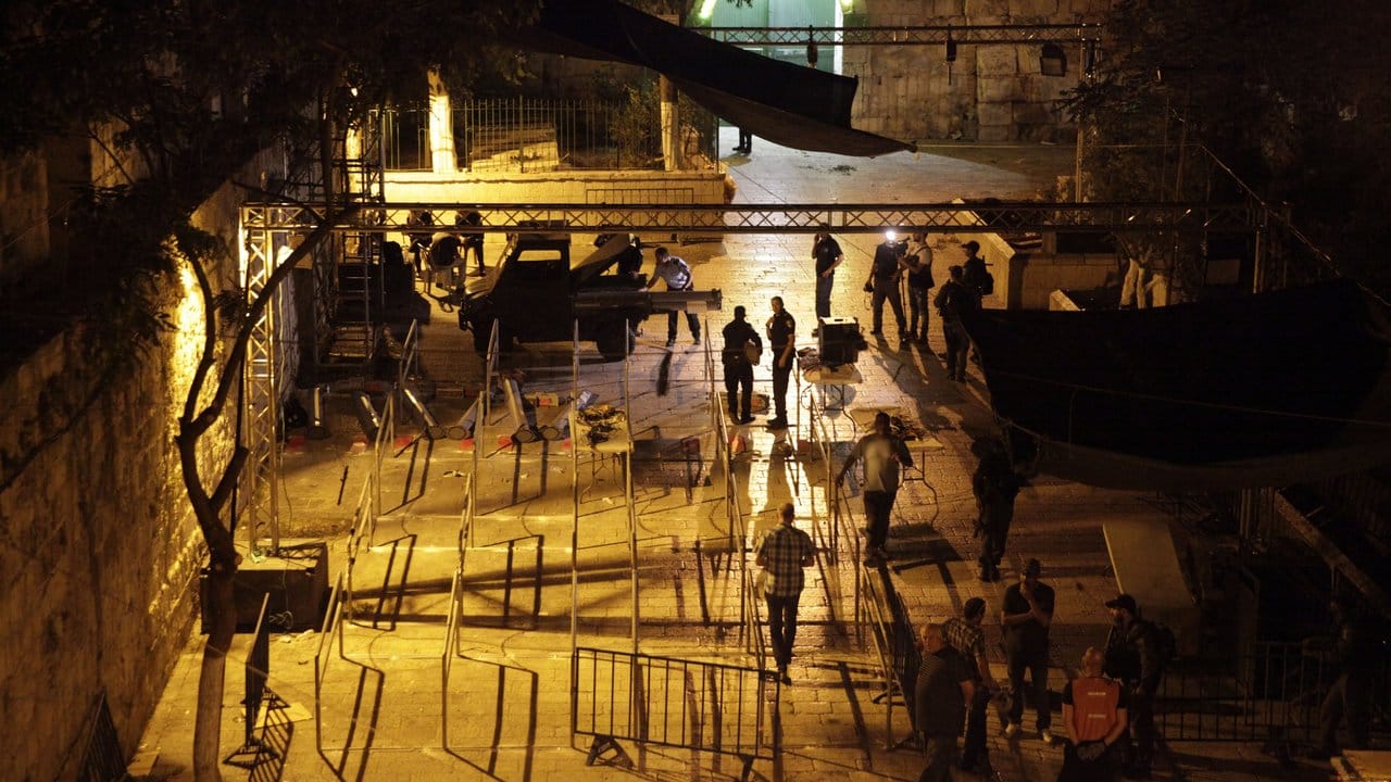 Israelische Polizisten entfernen vor der Al-Aksa-Moschee in der Jerusalemer Altstadt die Metalldetektoren.
