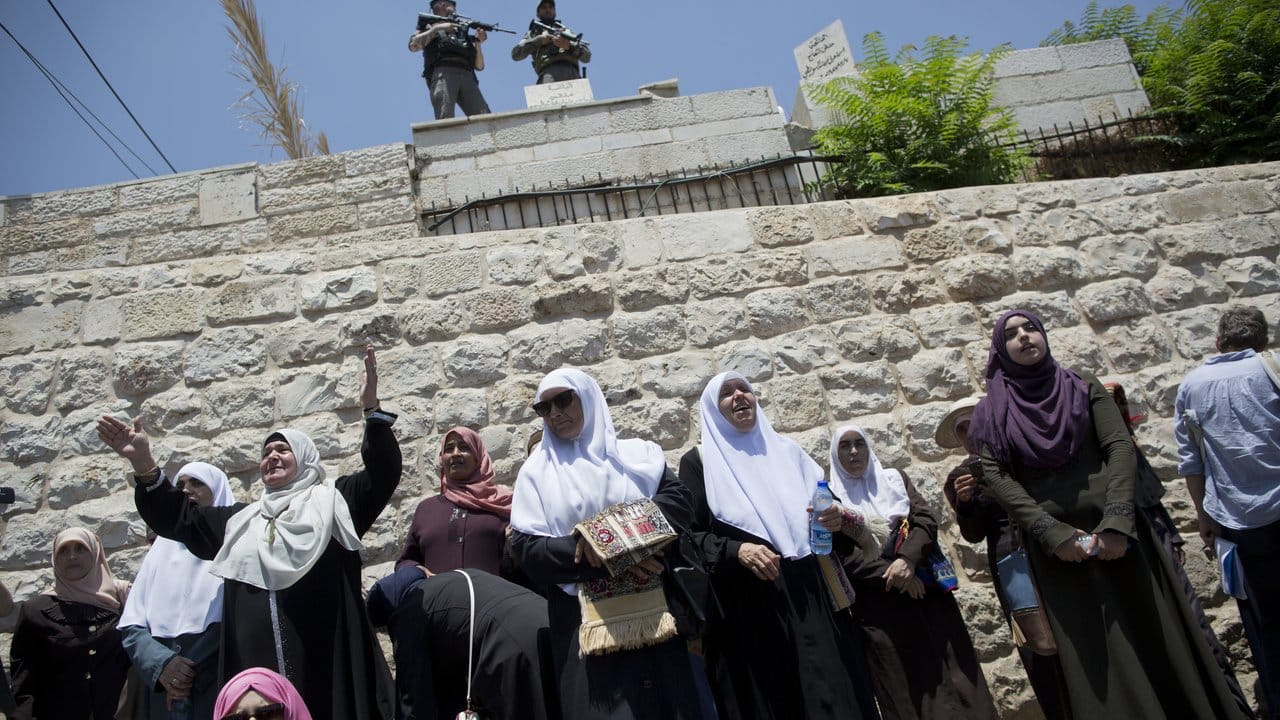 Muslimische Frauen beten auf dem Tempelberg in der Altstadt Jerusalems.