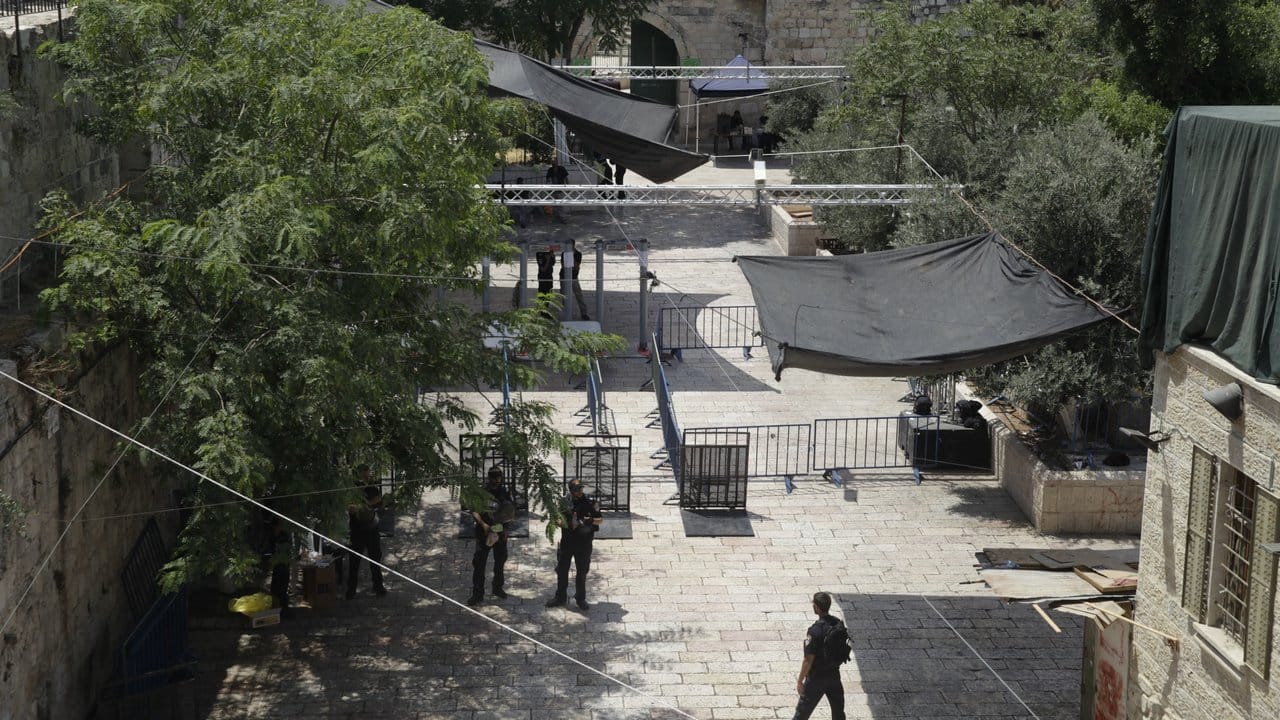 Israelische Grenzpolizisten bewachen am Tempelberg in Jerusalem den Eingang zur al-Aqsa-Moschee.