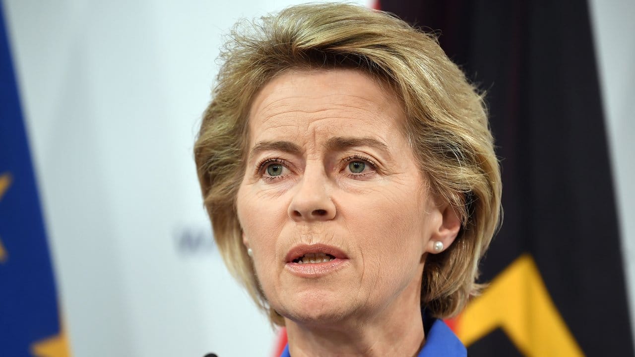 Traurig: Verteidigungsministerin Ursula von der Leyen reagiert auf den Hubschrauberabsturz in Mali.