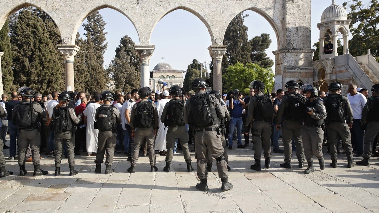 Israelische Grenzpolizisten auf dem Innenhof der Al-Aksa-Moschee in Jerusalem.