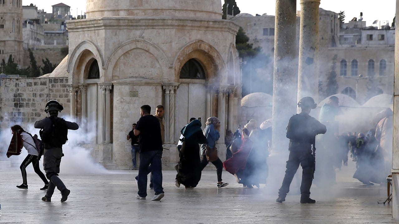 Israelische Grenzpolizisten feuern bei Auseinandersetzungen auf dem Tempelberg Tränengas im Innenhof der Al-Aksa-Moschee ab.