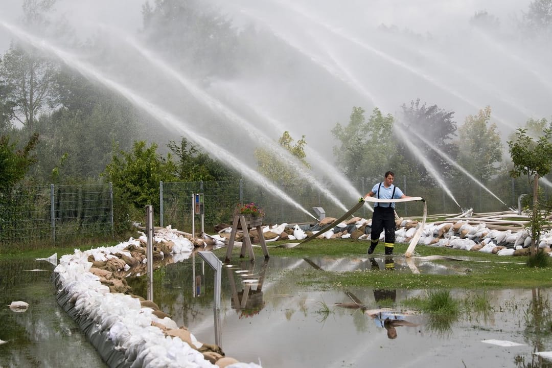 Hochwasser wird in Wolfenbüttel abgepumpt.