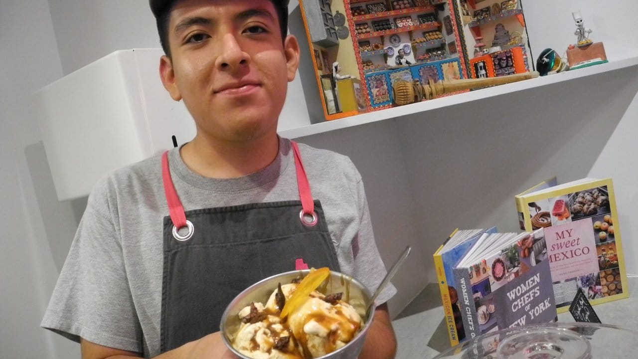 Roy Martinez, Mitarbeiter des Eisladens „La Newyorkina“ in New York, bereitet den Eisbecher „Happy Hoppy“ mit gerösteten Heuschrecken vor.