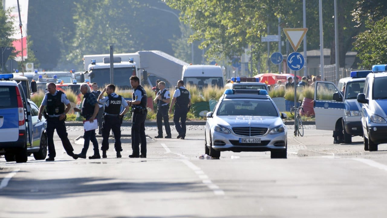 Die Polizei ist mit starken Kräften vor Ort, auch Spezialkräfte sind im Einsatz. Die Polizei ist mit starken Kräften vor Ort, auch Spezialkräfte sind im Einsatz.