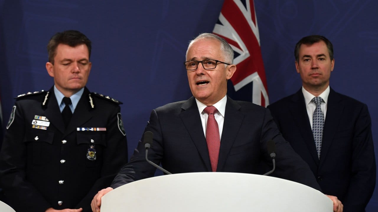 Australiens Regierungschef Malcolm Turnbull informiert in Sydney die Öffentlichkeit. Australiens Regierungschef Malcolm Turnbull informiert in Sydney die Öffentlichkeit.