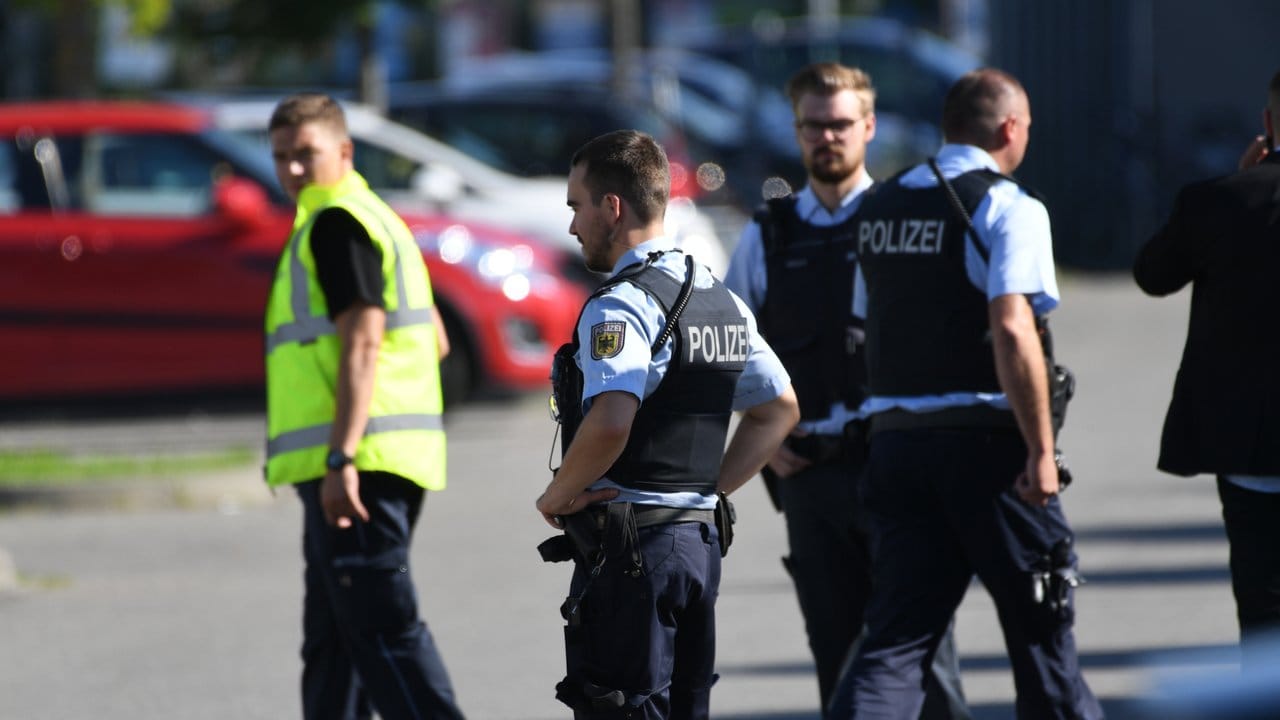 Der Diskotheken-Schütze wurde beim Verlassen der Diskothek bei einem Schusswechsel mit Polizeibeamten lebensgefährlich verletzt worden und starb wenig später in einem Krankenhaus. Der Diskotheken-Schütze wurde beim Verlassen der Diskothek bei einem Schusswechsel mit Polizeibeamten lebensgefährlich verletzt worden und starb wenig später in einem Krankenhaus.