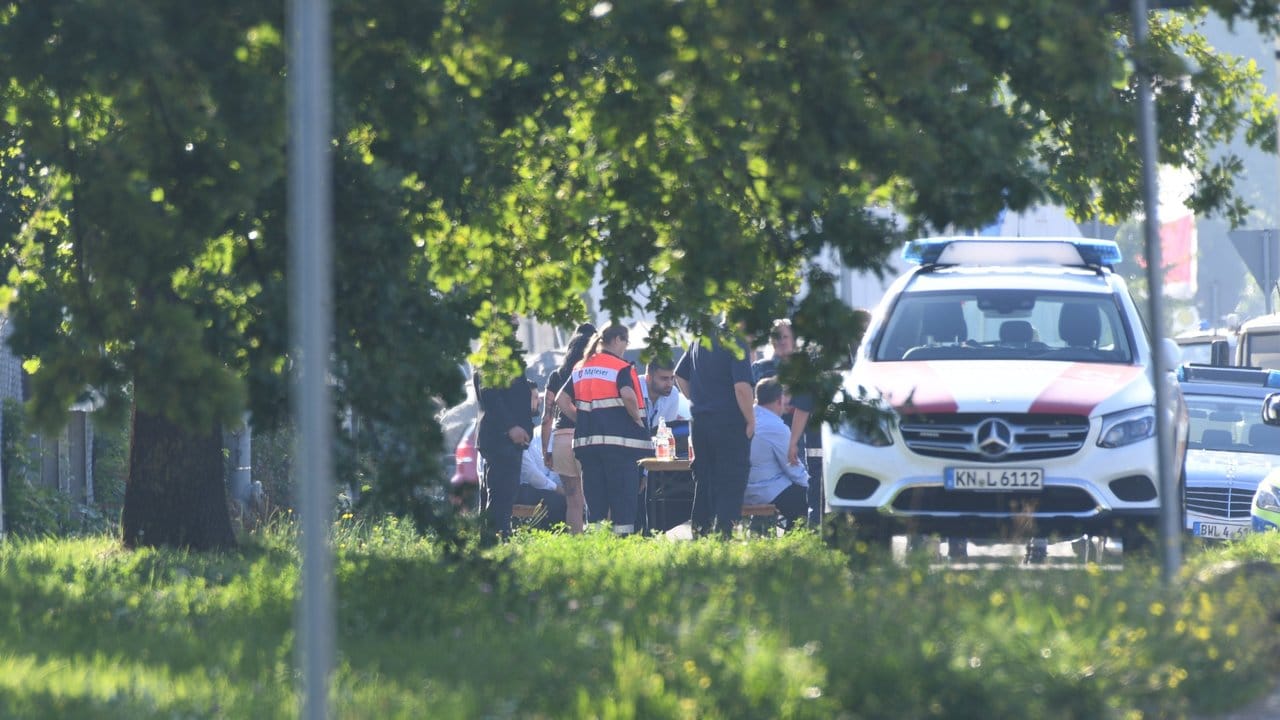 Polizisten nehmen vor der Diskothek in Konstanz die Aussagen von Zeugen auf. Polizisten nehmen vor der Diskothek in Konstanz die Aussagen von Zeugen auf.