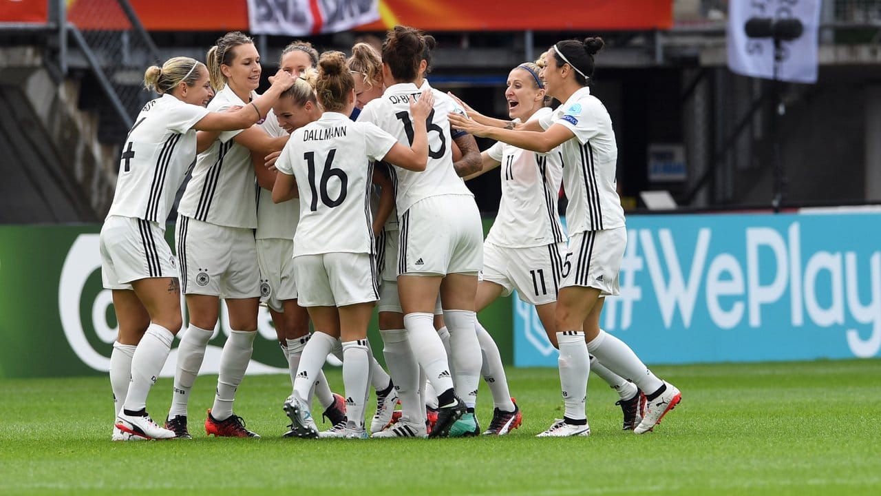 Die deutschen Spielerinnen feiern das 1:0 gegen Dänemark durch Isabel Kerschowski. Die deutschen Spielerinnen feiern das 1:0 gegen Dänemark durch Isabel Kerschowski.