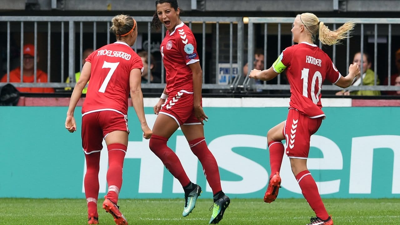 Dänemarks Spielerinnen Sanne Troelsgaard (l) und Pernille Harder (r) feiern den Treffer zum 1:1 durch Nadia Nadim (M). Dänemarks Spielerinnen Sanne Troelsgaard (l) und Pernille Harder (r) feiern den Treffer zum 1:1 durch Nadia Nadim (M).