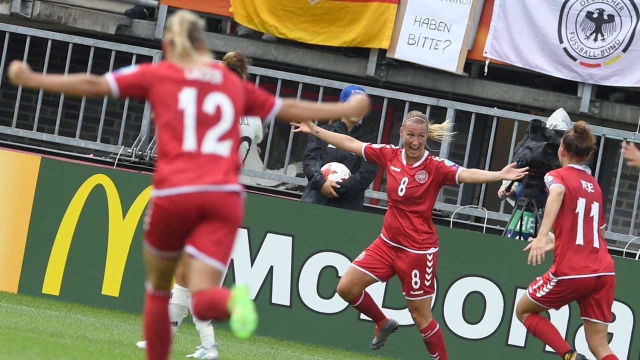 Dänemarks Theresa Nielsen (M) jubelt nach ihrem Tor zum 2:1 gegen Deutschland. Dänemarks Theresa Nielsen (M) jubelt nach ihrem Tor zum 2:1 gegen Deutschland.