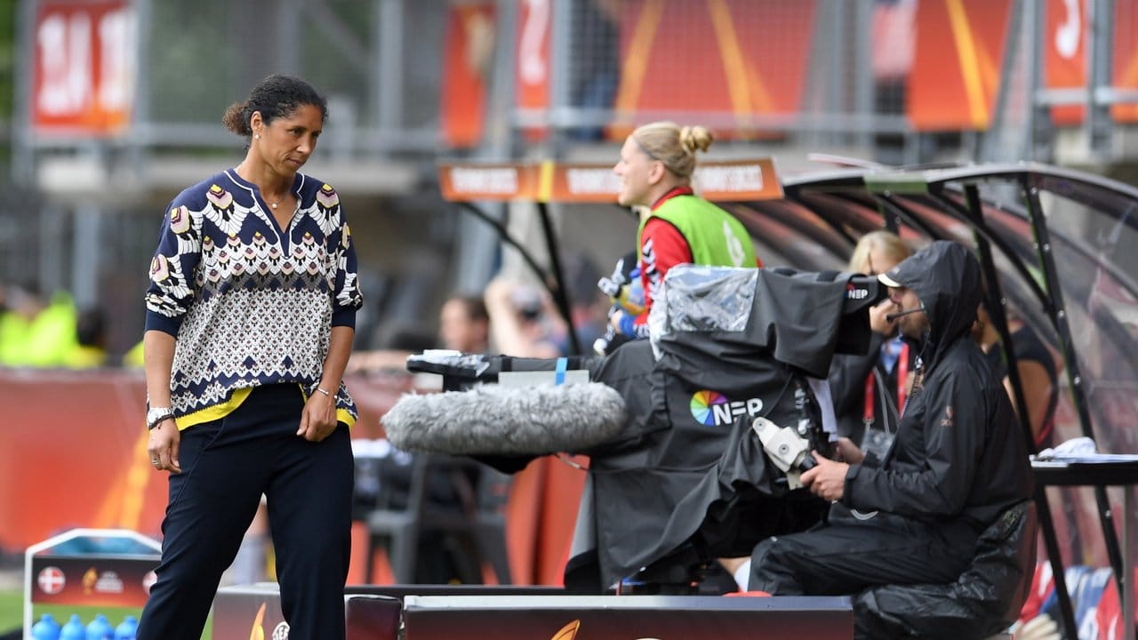 Trainerin Steffi Jones wendet sich nach dem Tor zur dänischen Führung enttäuscht ab. Trainerin Steffi Jones wendet sich nach dem Tor zur dänischen Führung enttäuscht ab.