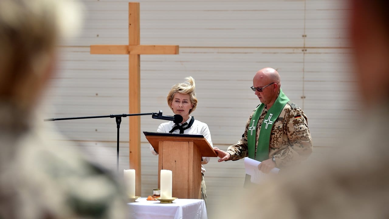 Bundesverteidigungsministerin Ursula von der Leyen und Militärpfarrer Andreas Bronder sprechen beim Feldgottesdienst im Camp Castor in Gao. Bundesverteidigungsministerin Ursula von der Leyen und Militärpfarrer Andreas Bronder sprechen beim Feldgottesdienst im Camp Castor in Gao.