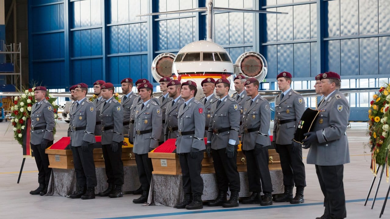 Die Särge der bei einem Hubschrauberabsturz im Rahmen des MINUSMA-Einsatzes in Mali getöteten Bundeswehr-Piloten kommen auf dem Flughafen Köln-Wahn an. Die Särge der bei einem Hubschrauberabsturz im Rahmen des MINUSMA-Einsatzes in Mali getöteten Bundeswehr-Piloten kommen auf dem Flughafen Köln-Wahn an.