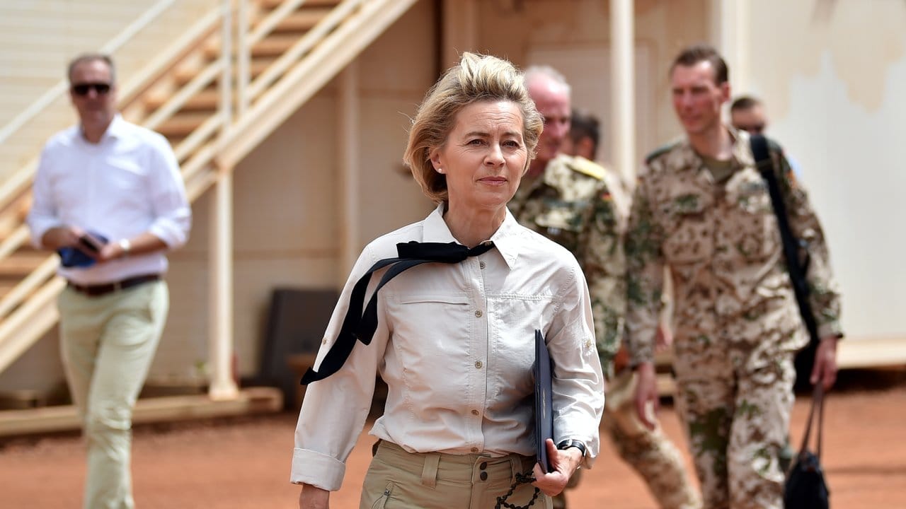 Bundesverteidigungsministerin Ursula von der Leyen will im Camp Castor "Raum und Zeit für viele Gespräche schaffen". Bundesverteidigungsministerin Ursula von der Leyen will im Camp Castor "Raum und Zeit für viele Gespräche schaffen".