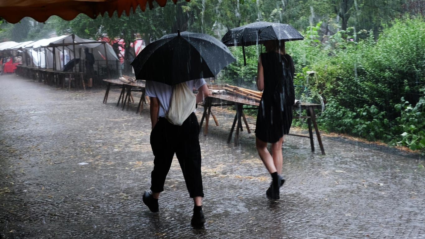 Gewitterschauer Ende Juli in Berlin: Zum Wochenbeginn drohen in weiten Teilen Deutschlands erneut Starkregen und heftige Gewitter.