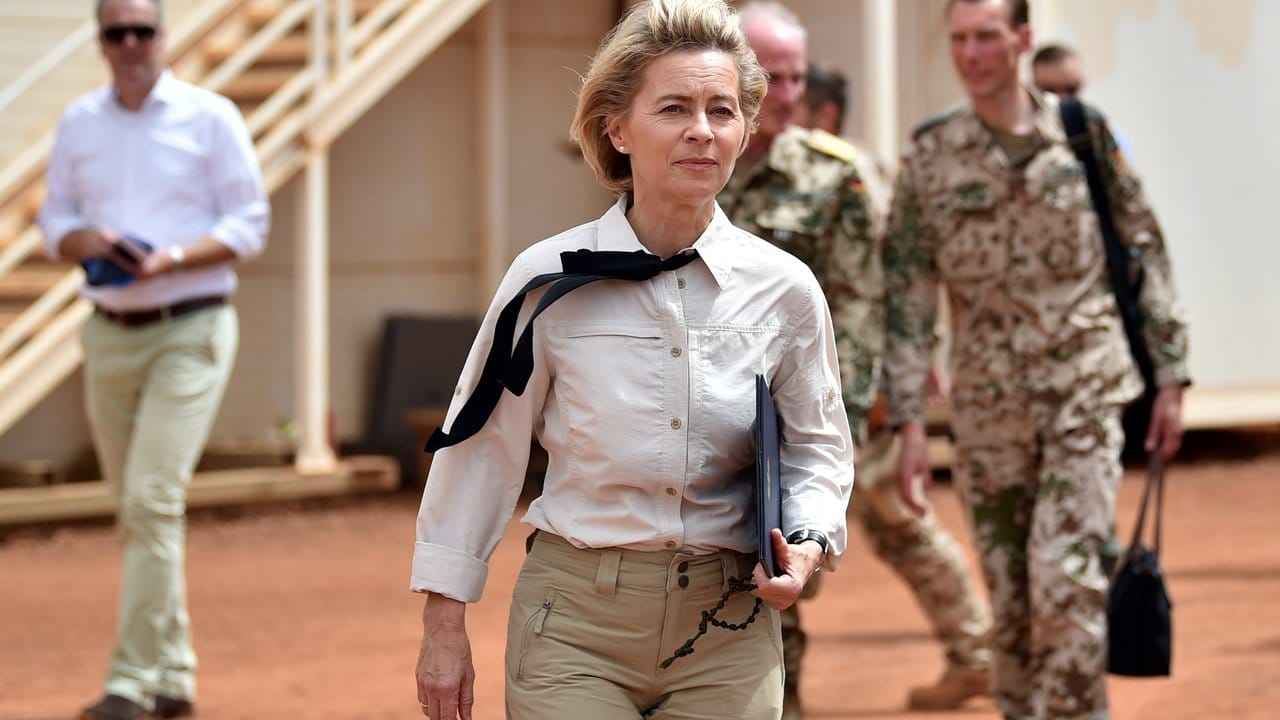 Bundesverteidigungsministerin Ursula von der Leyen bei einem Feldgottesdienst im Camp Castor in Mali. Bundesverteidigungsministerin Ursula von der Leyen bei einem Feldgottesdienst im Camp Castor in Mali.