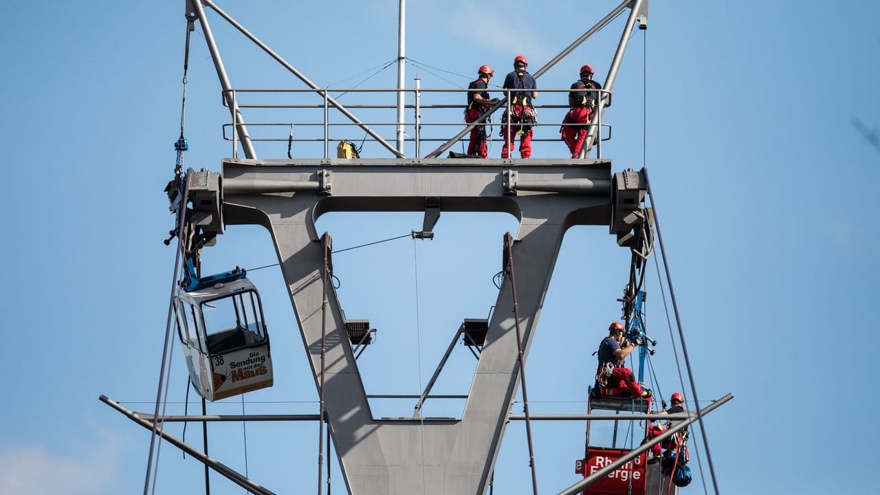Höhenretter der Feuerwehr bergen Menschen aus der Kölner Seilbahn. Höhenretter der Feuerwehr bergen Menschen aus der Kölner Seilbahn.