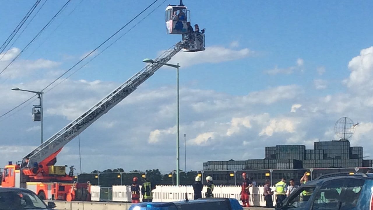 Feuerwehrleute bergen in Köln Menschen aus Gondeln der Seilbahn. Feuerwehrleute bergen in Köln Menschen aus Gondeln der Seilbahn.