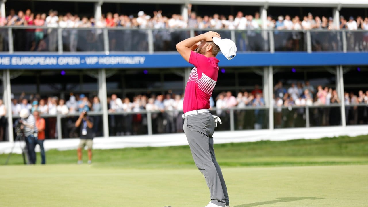 Jordan Smith aus England freut sich nach seinem letzten Putt über seinen Sieg in Winsen an der Luhe.