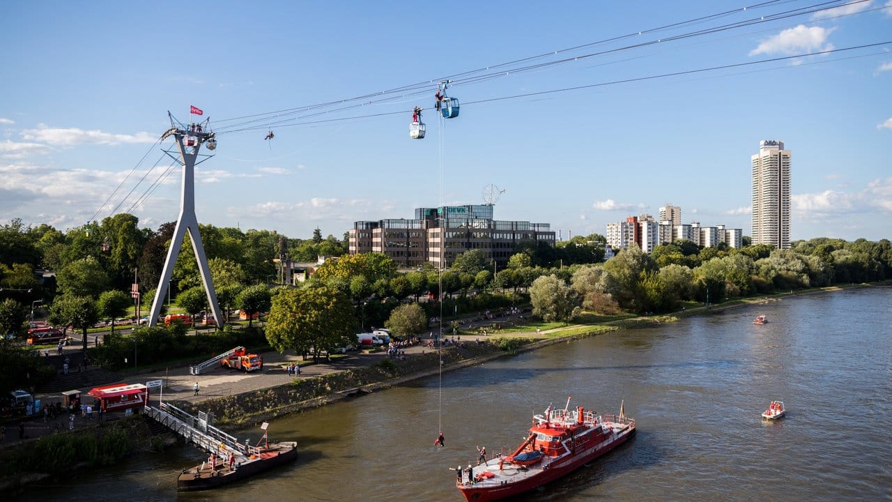 Eine Gondel der über den Rhein führenden Kölner Seilbahn hat sich am Sonntag an einer Seilbahnstütze verkeilt. Eine Gondel der über den Rhein führenden Kölner Seilbahn hat sich am Sonntag an einer Seilbahnstütze verkeilt.