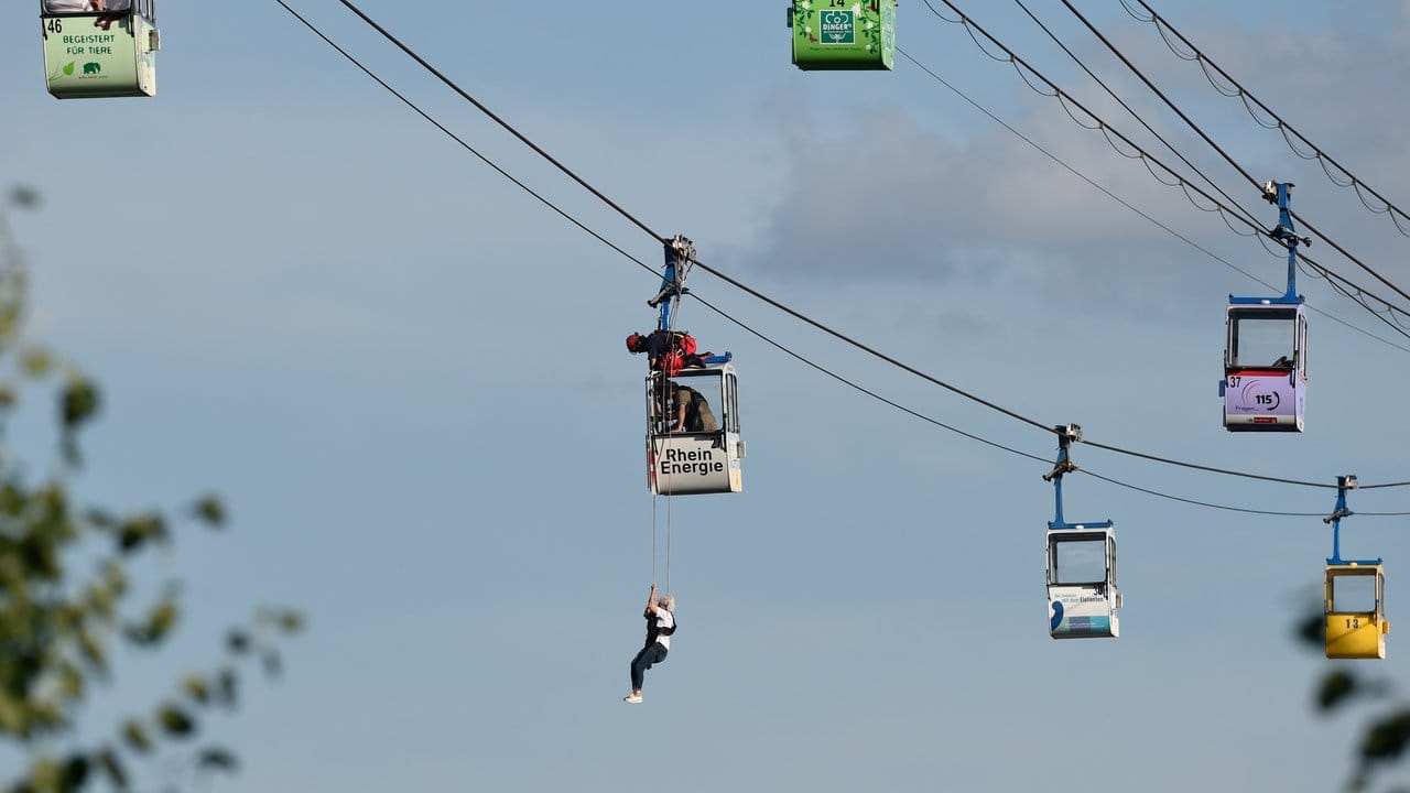 Höhenretter befreien Fahrgäste aus den Gondeln. Höhenretter befreien Fahrgäste aus den Gondeln.