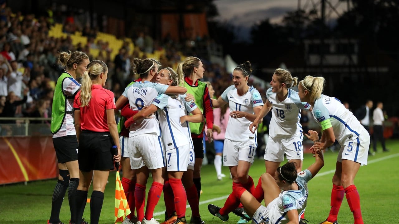 Jodie Taylor (England) und ihre Teamkameradinnen feiern ihr Tor beim 1:0 Viertelfinal-Sieg gegen Frankreich.