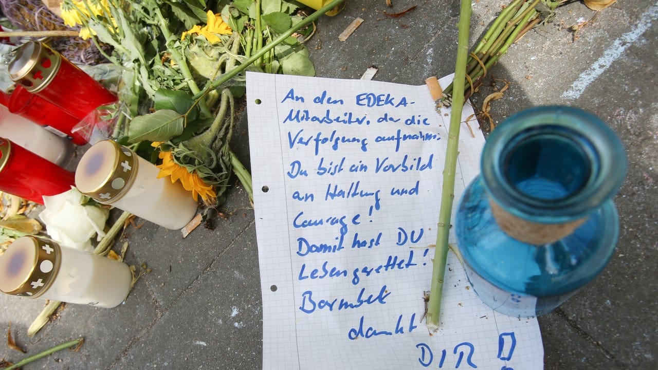 Danksagung: Ein Zettel mit der Aufschrift "An den Edeka-Mitarbeiter, der die Verfolgung aufnahm. Danksagung: Ein Zettel mit der Aufschrift "An den Edeka-Mitarbeiter, der die Verfolgung aufnahm.