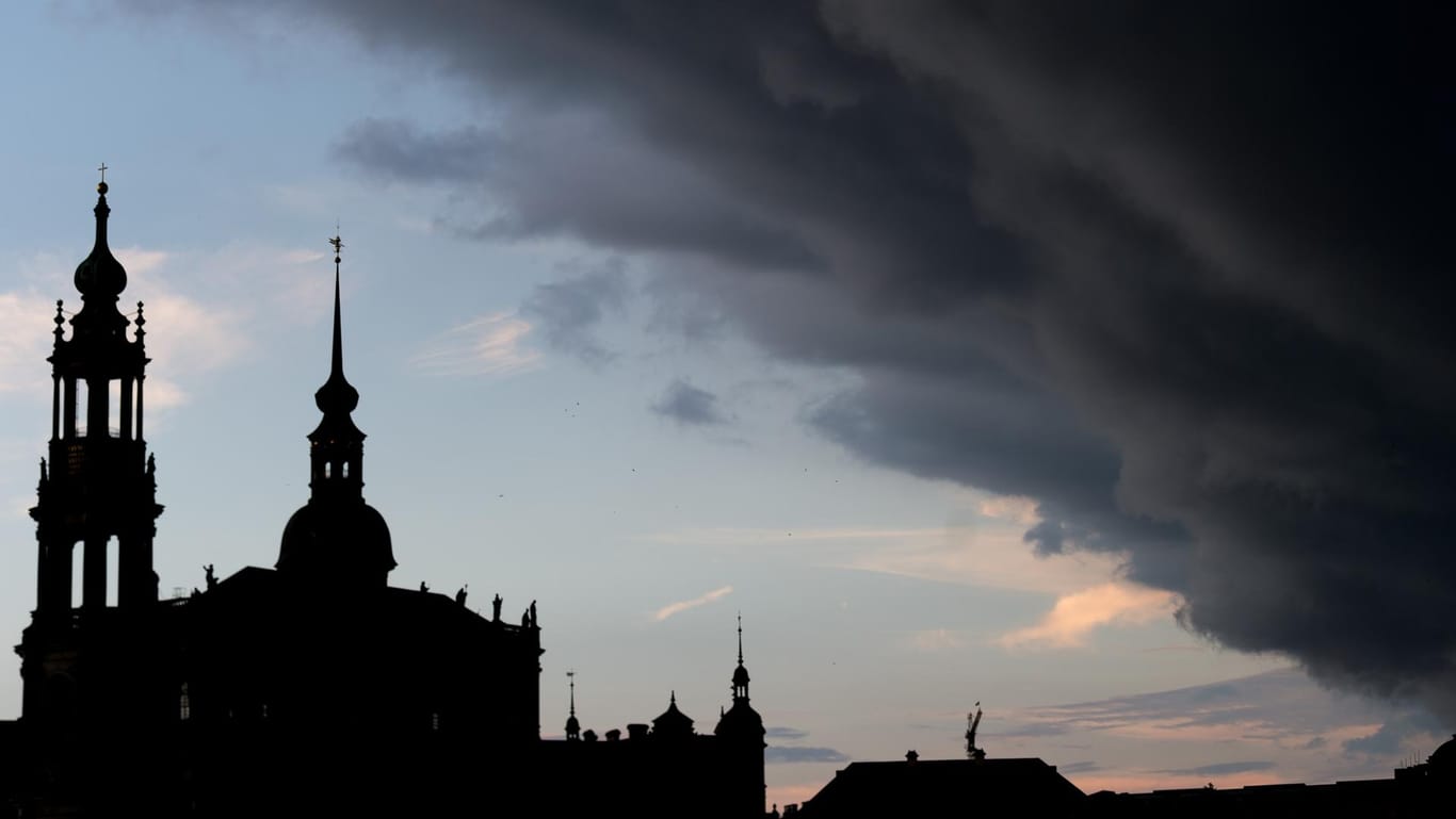 Gewitterwolken ziehen über die Altstadt von Dresden.