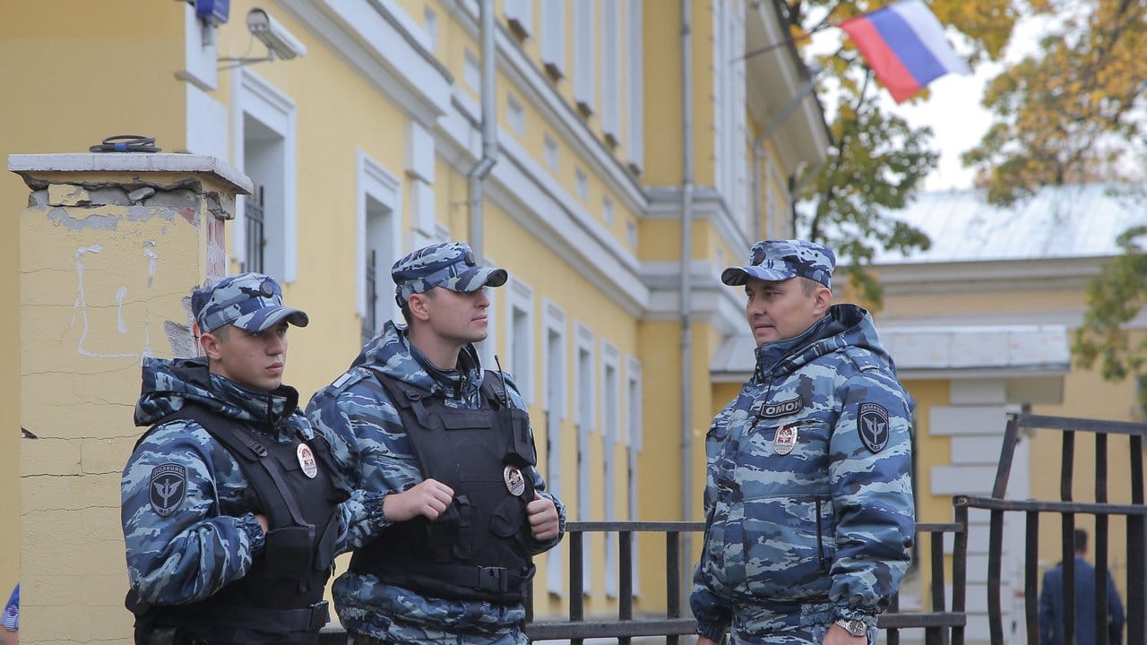 Polizei vor einem Gerichtsgebäude in Moskau. Polizei vor einem Gerichtsgebäude in Moskau.