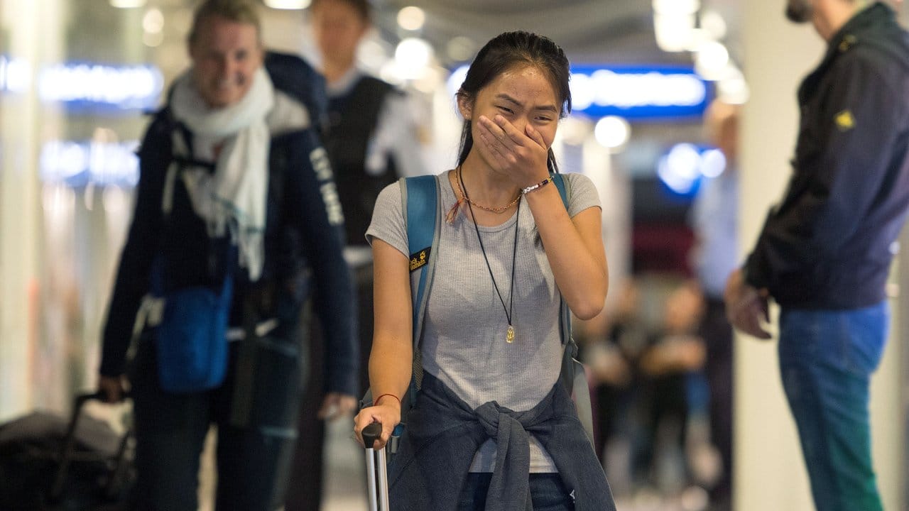 Überwältigt von der Freude: Bivsi Rana kommt am Flughafen in Düsseldorf an.