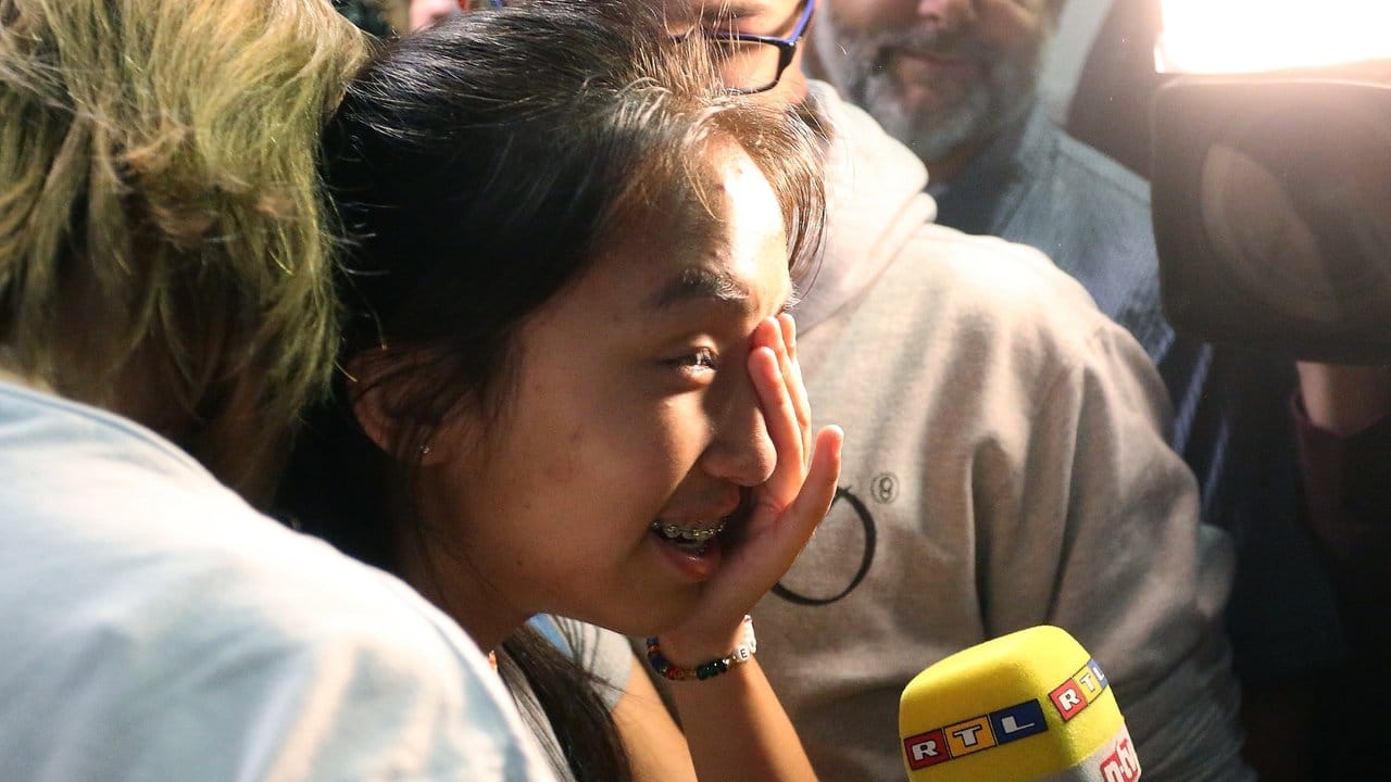 Freudentränen: Zwei Monate dauerte es, bis die abgeschobene Schülerin Bivsi Rana nach Deutschland zurückkehren durfte.