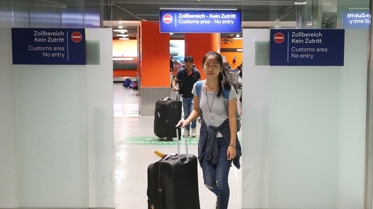 Die ersten Schritte auf deutschem Boden seit zwei Monaten: Bivsi Rana am Flughafen in Düsseldorf.