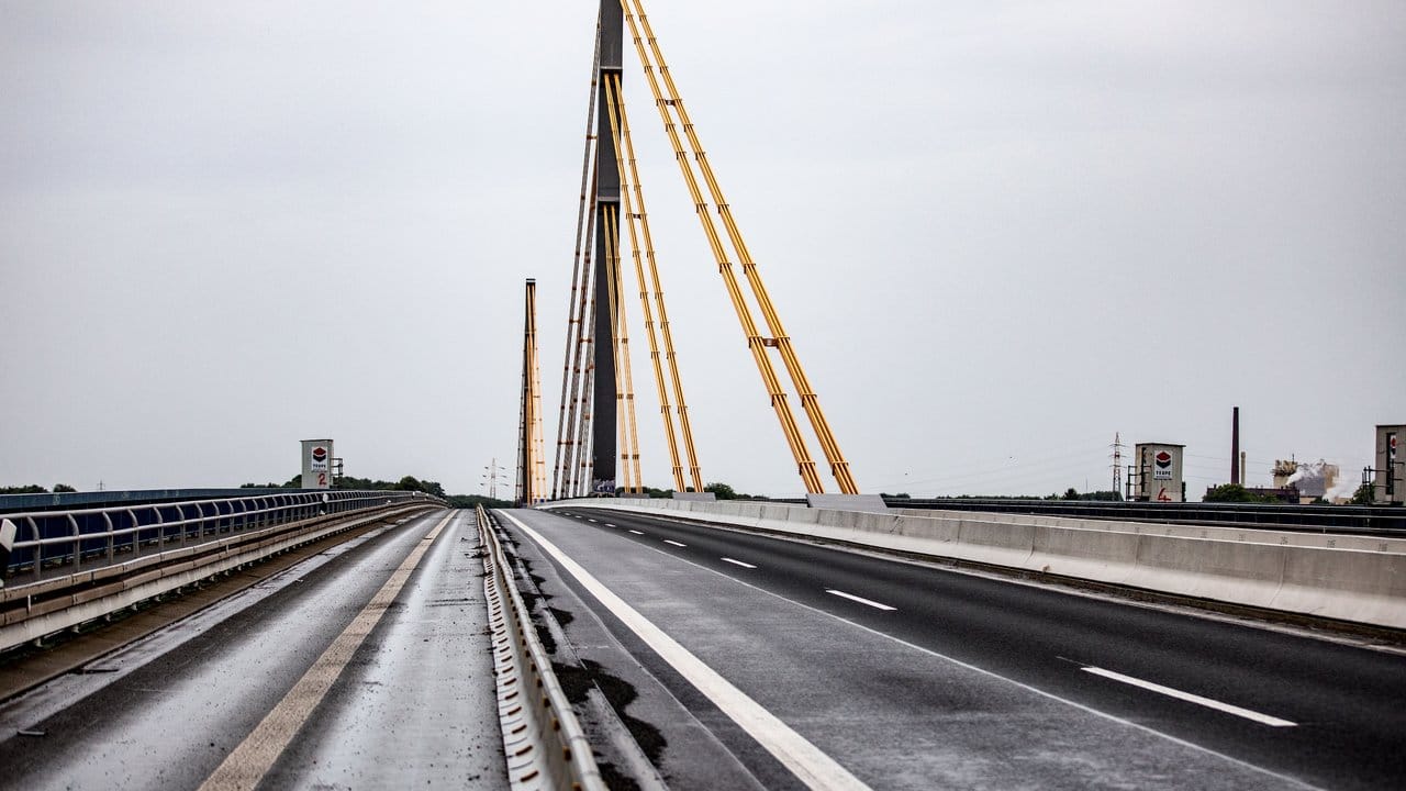 Die gesperrte Autobahnbrücke der Bundesautobahn A 40 bei Duisburg. Die gesperrte Autobahnbrücke der Bundesautobahn A 40 bei Duisburg.
