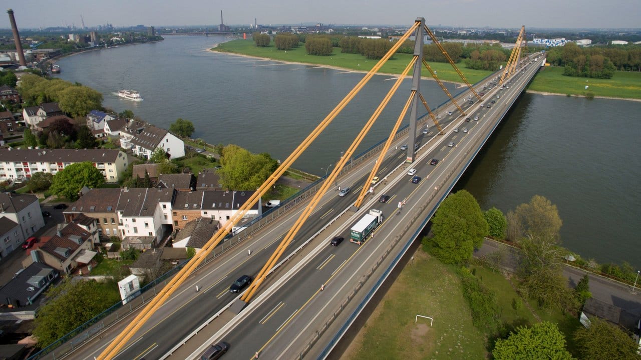 Rheinbrücke in Duisburg über die A40: Die Rheinbrücke muss in beide Richtungen vollständig gesperrt werden. Rheinbrücke in Duisburg über die A40: Die Rheinbrücke muss in beide Richtungen vollständig gesperrt werden.
