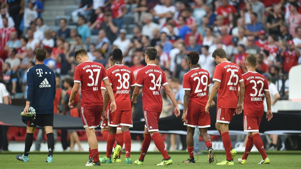 Die Spieler vom FC Bayern München verlassen nach dem 0:2 gegen Neapel das Spielfeld. Die Spieler vom FC Bayern München verlassen nach dem 0:2 gegen Neapel das Spielfeld.
