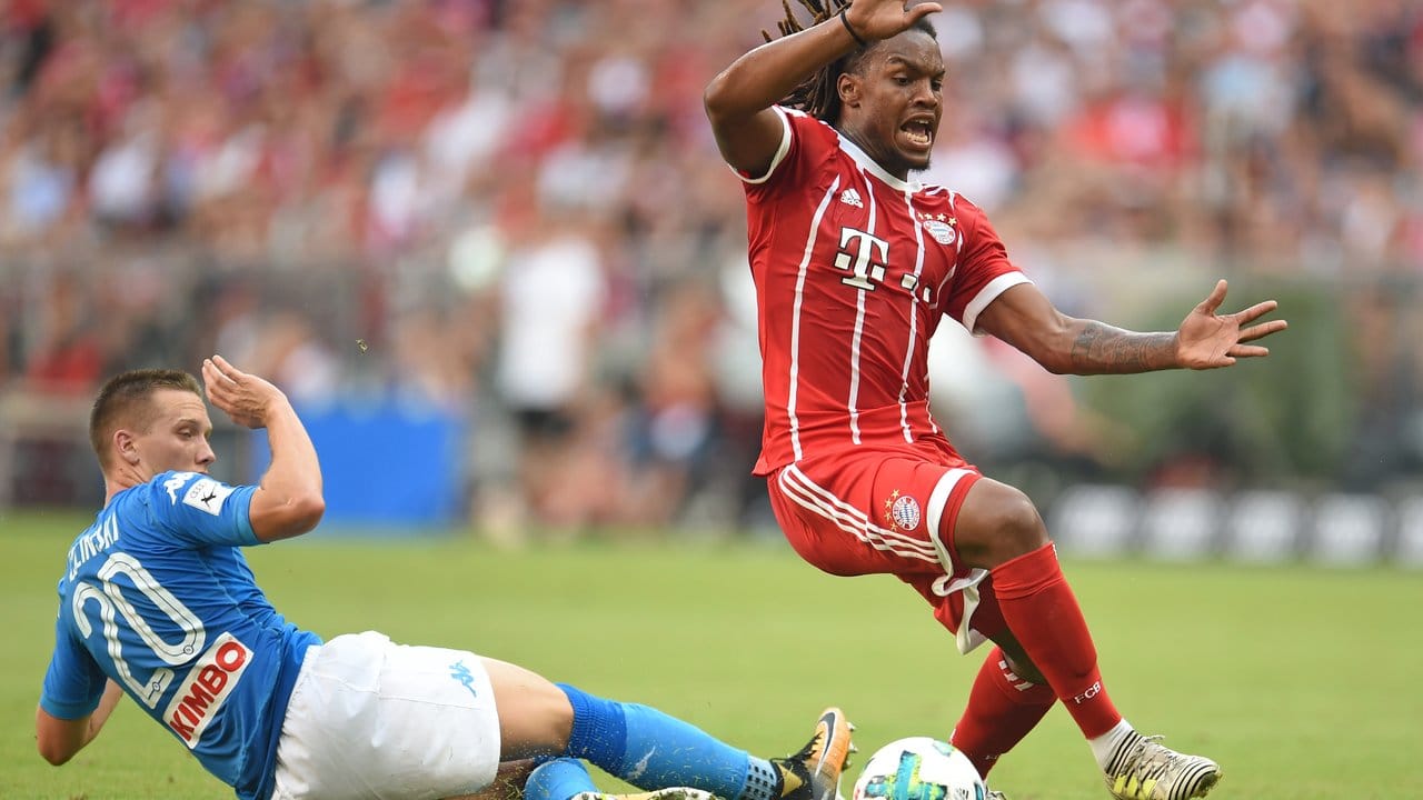 Bayernspieler Renato Sanches (r) wird von Neapels Piotr Sebastian Zielinski (l) vom Ball getrennt. Bayernspieler Renato Sanches (r) wird von Neapels Piotr Sebastian Zielinski (l) vom Ball getrennt.