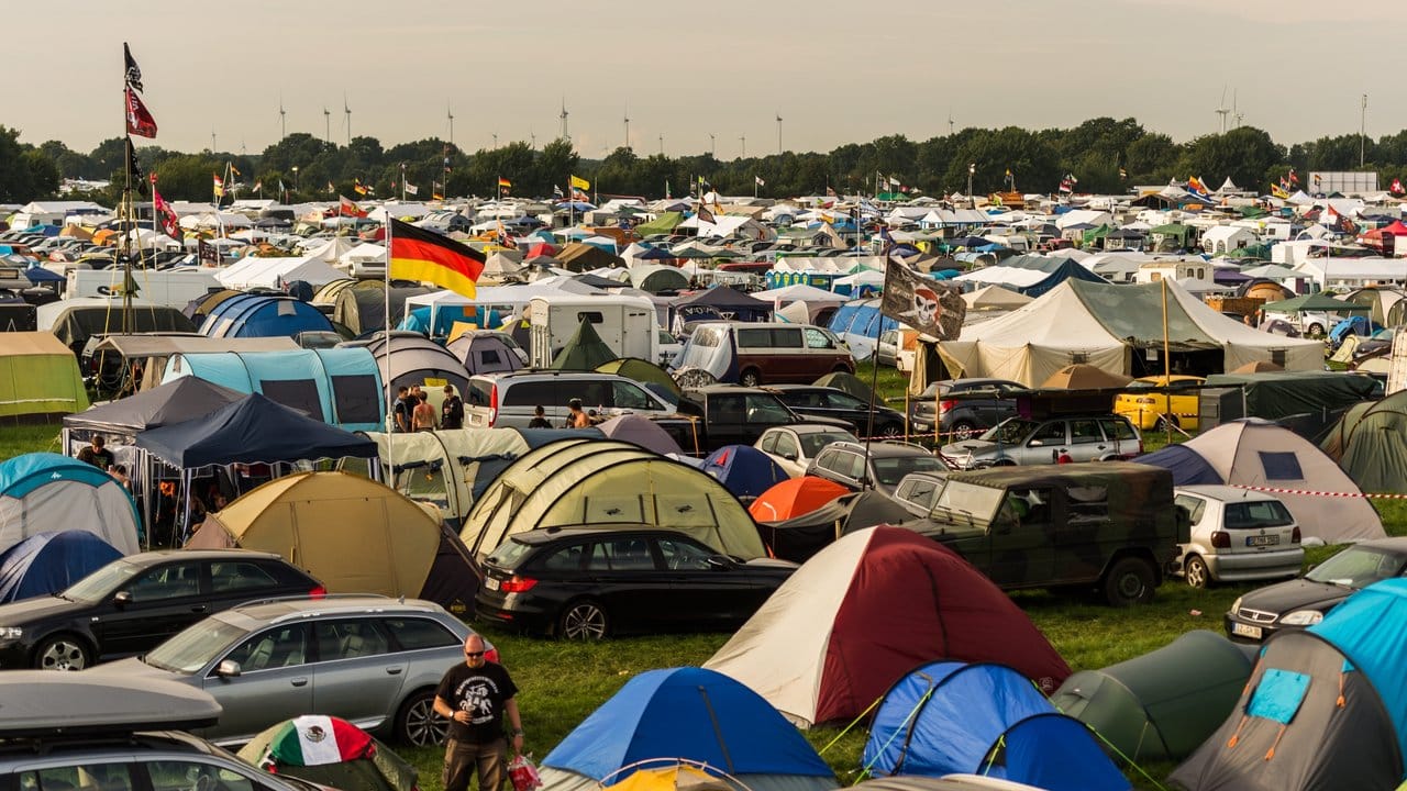 Dicht an dicht: Zelte und Wohnwagen auf dem Festivalgelände in Wacken.