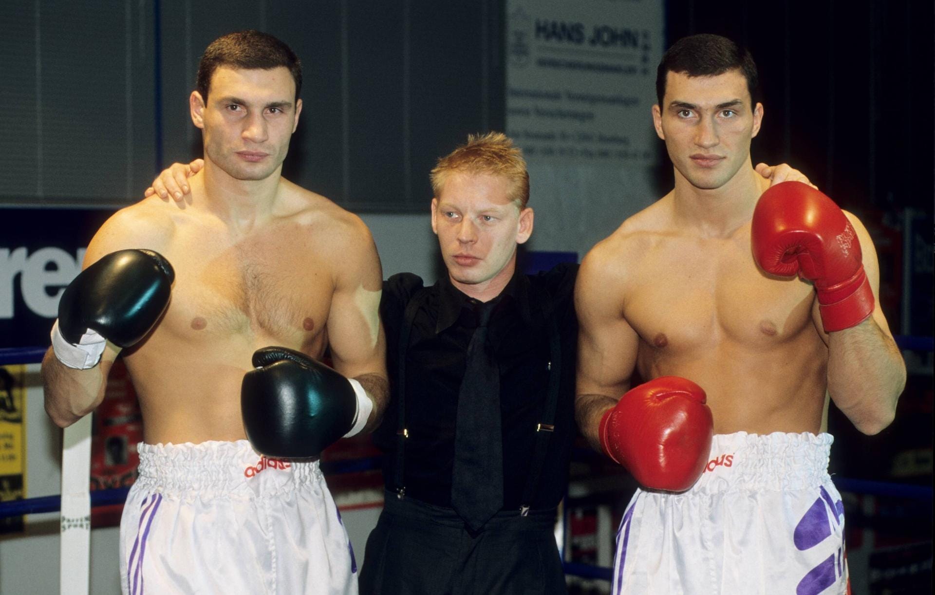 ... war Bruder Vitali (l.), der später selbst Schwergewichtsweltmeister werden sollte. Mit zunehmendem Erfolg bekamen die Klitschkos auch immer mehr Fans – darunter auch Schauspieler Ben Becker (M.).