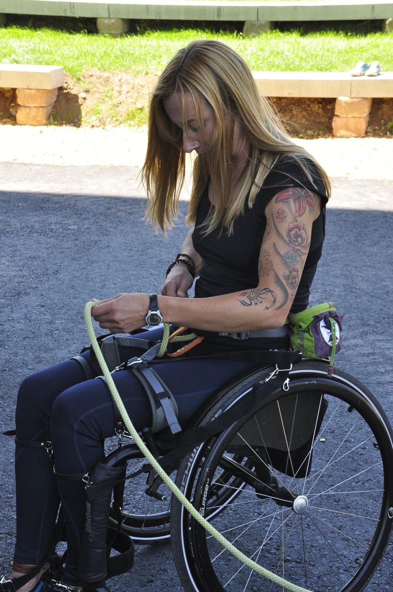 Dunja prüft ihre Kletterausrüstung. Dunja prüft ihre Kletterausrüstung.