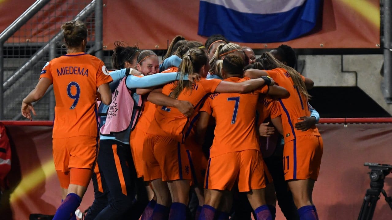 Die niederländischen Spielerinnen jubeln nach ihrem zweiten Tor gegen Englands Frauen.