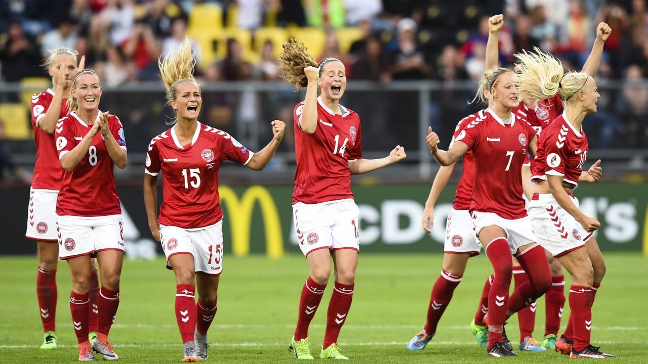 Die dänischen Spielerinnen gewinnen das Elfmeterschießen gegen Österreich.