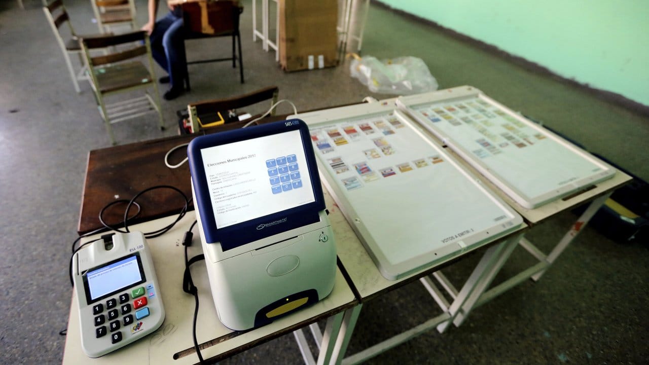 Wahlcomputer in in Caracas: Das Ergebnis der Wahl für eine verfassungsgebende Versammlung in Venezuela ist nach Ansicht der Hersteller-Firma Smartmatic manipuliert worden.